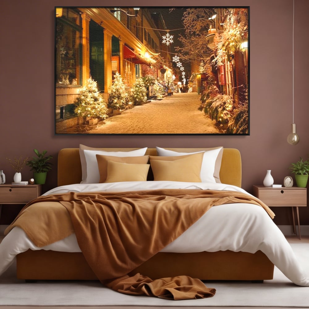 Tablou canvas cu strada ingusta impodobita de craciun, in rama de aluminiu negru, pe perete intr-un dormitor